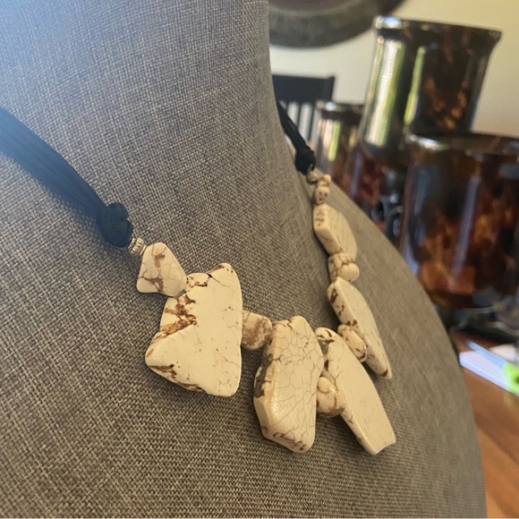 Gorgeous, white  Slab  Howlite  necklace Perfect for Summer - Picture 7 of 8